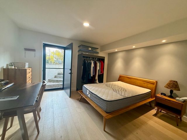 6 Parkside Dr 6, Brookline, MA 02445