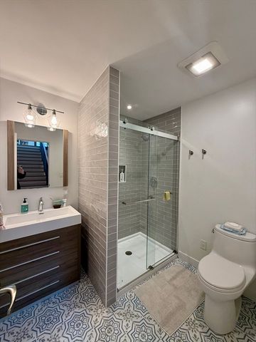 6 Parkside Dr 6, Brookline, MA 02445