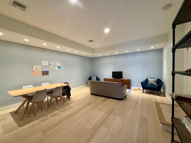 6 Parkside Dr 6, Brookline, MA 02445