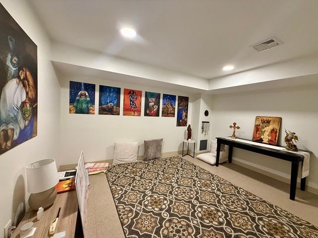 6 Parkside Dr 6, Brookline, MA 02445