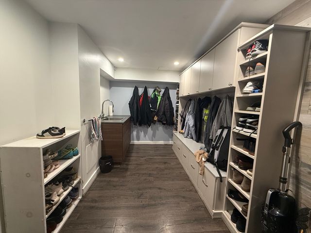 6 Parkside Dr 6, Brookline, MA 02445