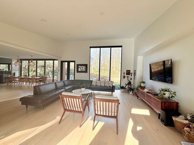 6 Parkside Dr 6, Brookline, MA 02445