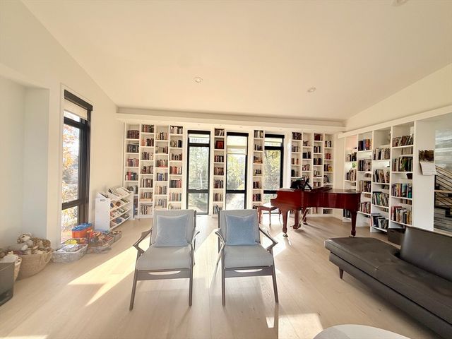 6 Parkside Dr 6, Brookline, MA 02445