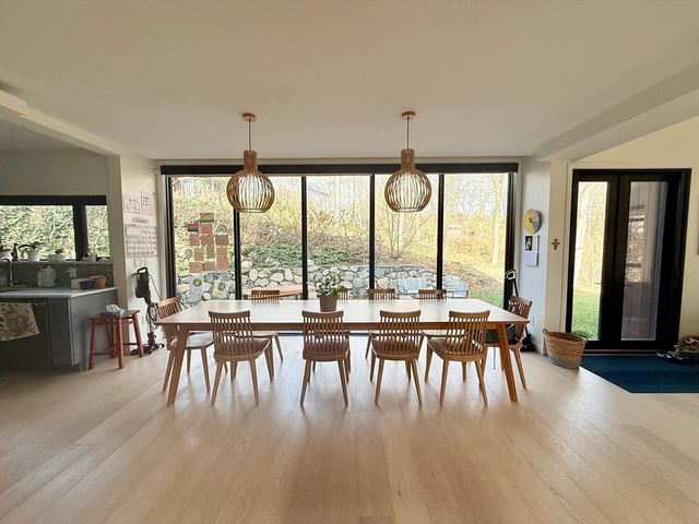 6 Parkside Dr 6, Brookline, MA 02445