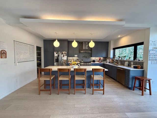 6 Parkside Dr 6, Brookline, MA 02445