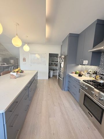 6 Parkside Dr 6, Brookline, MA 02445