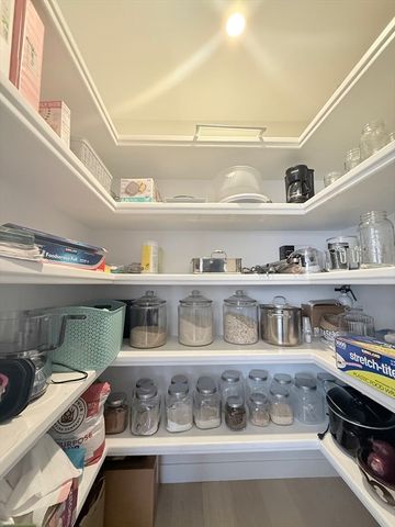 6 Parkside Dr 6, Brookline, MA 02445