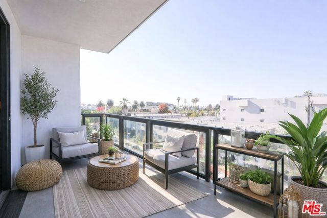 11800 Courtleigh Drive 306, Los Angeles, CA 90066