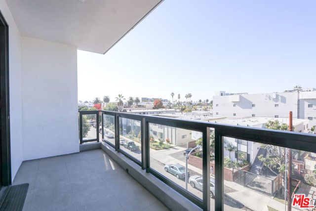 11800 Courtleigh Drive 306, Los Angeles, CA 90066