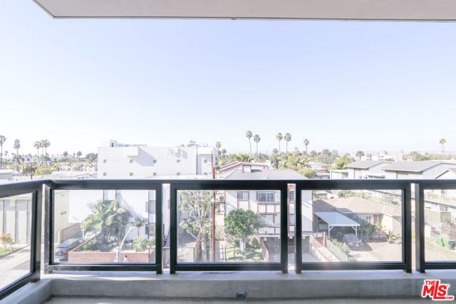 11800 Courtleigh Drive 306, Los Angeles, CA 90066