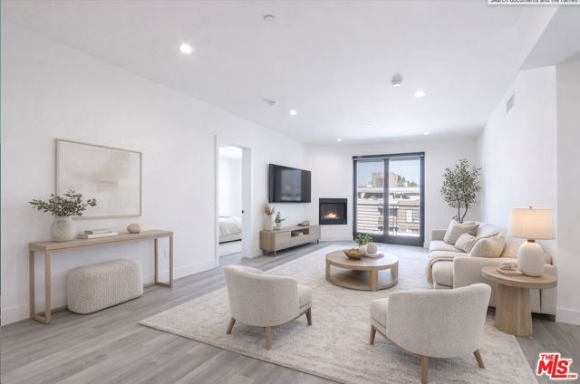 11800 Courtleigh Drive 306, Los Angeles, CA 90066