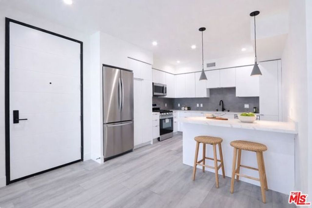 11800 Courtleigh Drive 306, Los Angeles, CA 90066