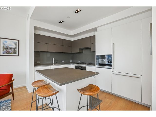 1075 Nw NORTHRUP St 1012, Portland, OR 97209