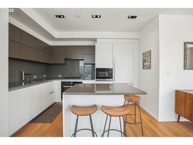 1075 Nw NORTHRUP St 1012, Portland, OR 97209