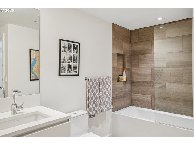 1075 Nw NORTHRUP St 1012, Portland, OR 97209