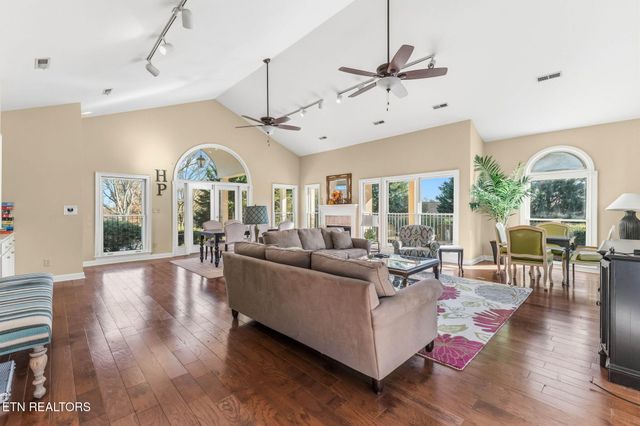 916 Highland Point Drive, Knoxville, TN 37919