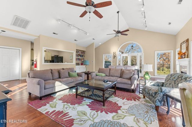 916 Highland Point Drive, Knoxville, TN 37919