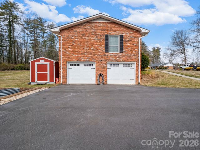 111 Hudson Drive, Hendersonville, NC 28739