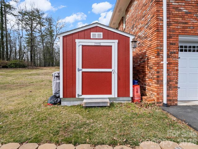 111 Hudson Drive, Hendersonville, NC 28739