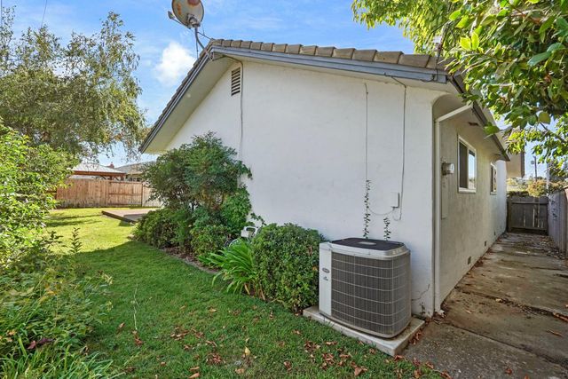 1162 Orangewood Dr, Lodi, CA 95240