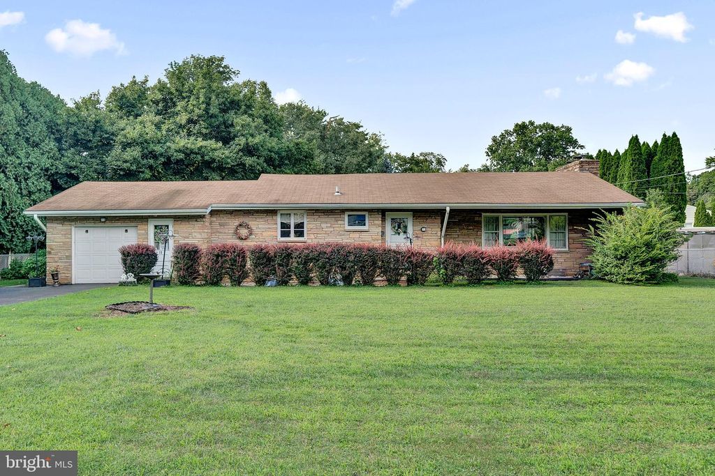 18 DIANE DR, Ewing, NJ 08628