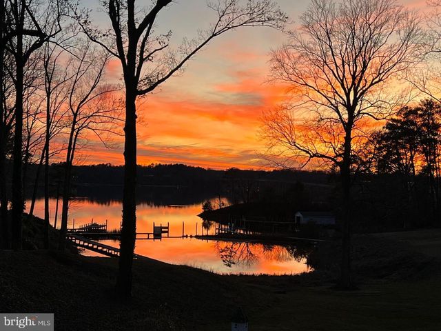 100 FERRY POINT RD, Burgess, VA 22432