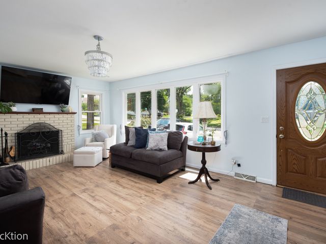 1515 Hill Avenue, Wheaton, IL 60187