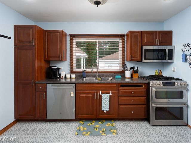 1515 Hill Avenue, Wheaton, IL 60187
