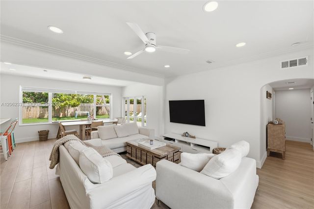 10801 Peachtree Dr, Miami, FL 33161