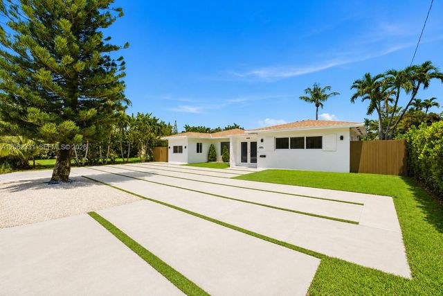 10801 Peachtree Dr, Miami, FL 33161
