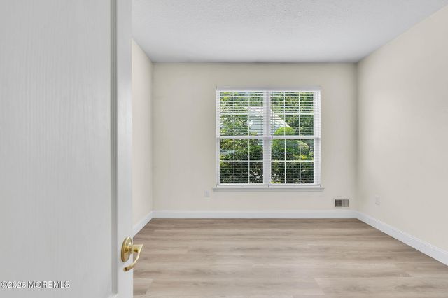 146 Greenlawns Drive, Lakewood, NJ 08701