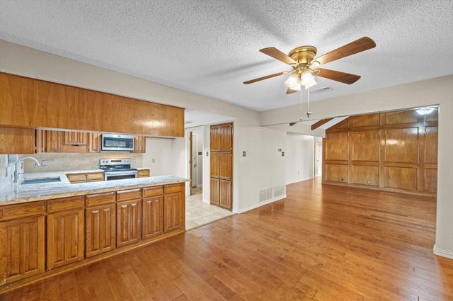 6300 Aires Drive, Arlington, TX 76001