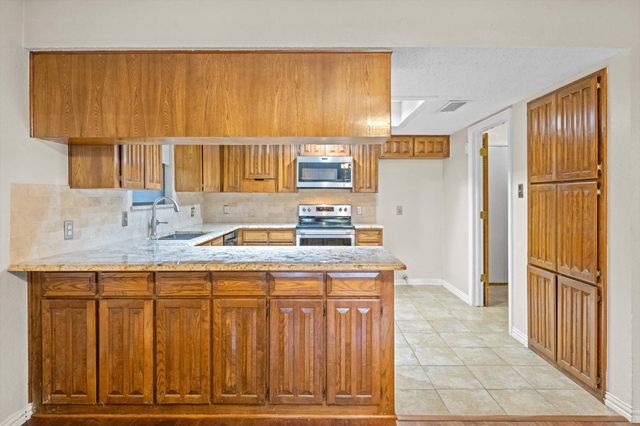 6300 Aires Drive, Arlington, TX 76001