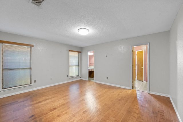 6300 Aires Drive, Arlington, TX 76001