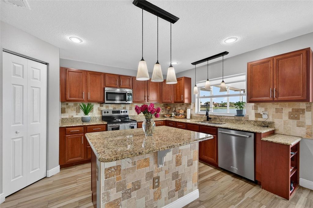 Image 20 of property listing at 5325 SANDY SHELL DRIVE, Apollo Beach, FL 33572