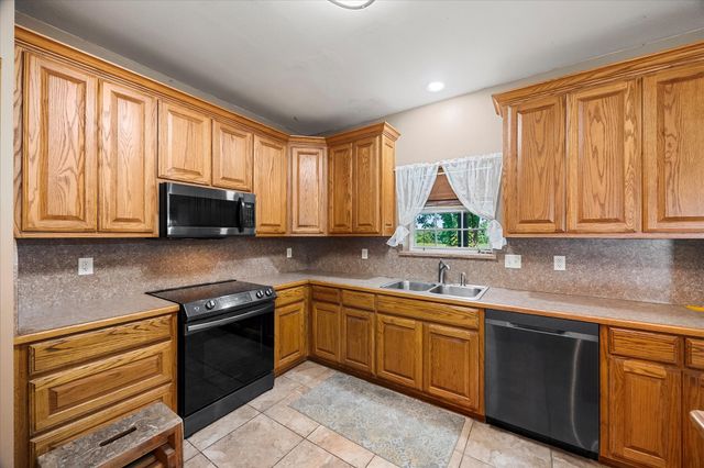 2210 County Road 1076, Celeste, TX 75423