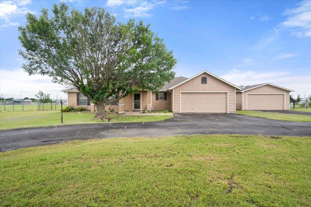 9113 N Monterrey Drive, Alvarado, TX 76009
