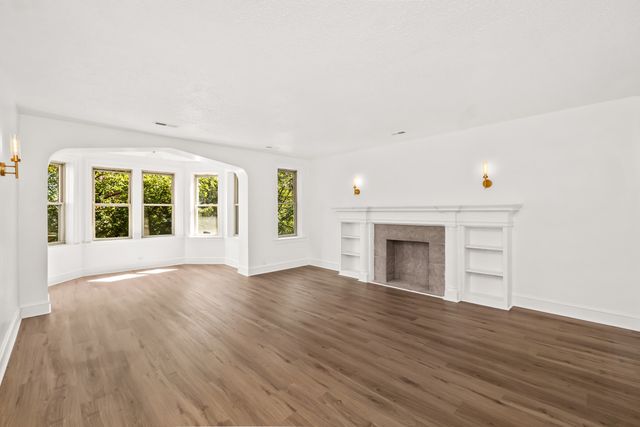 7012 S Paxton Avenue 2N, Chicago, IL 60649