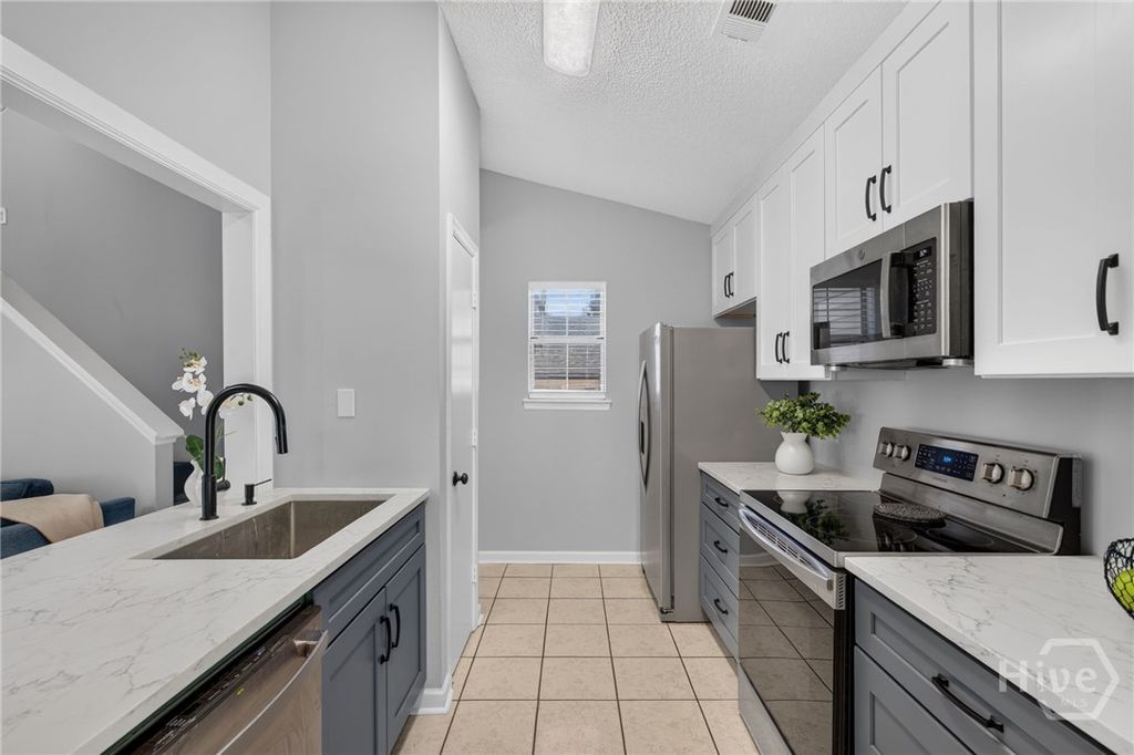 Image 3 of property listing at 524 Pointe South Drive, Savannah, GA 31410