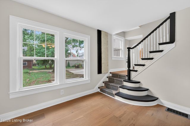 2530 Broadmeade Rd, Louisville, KY 40205