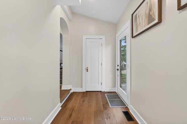 2530 Broadmeade Rd, Louisville, KY 40205