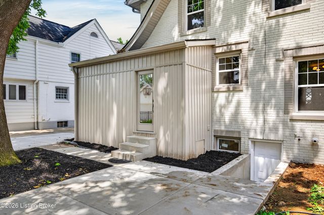2530 Broadmeade Rd, Louisville, KY 40205