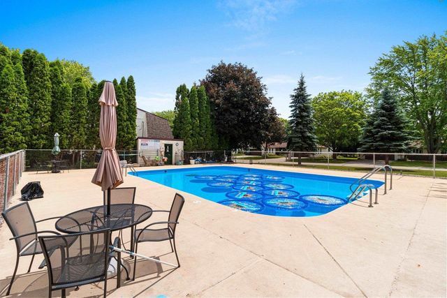 812 KAY KOURT, Neenah, WI 54952