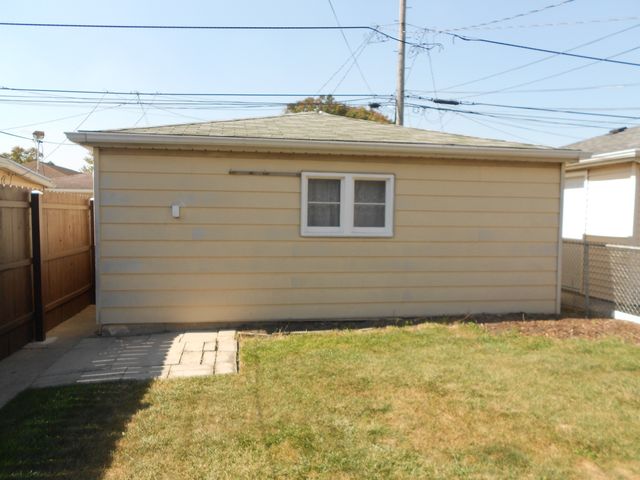 5820 S Rutherford Avenue, Chicago, IL 60638