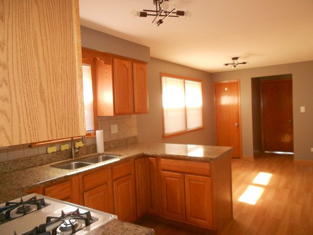 5820 S Rutherford Avenue, Chicago, IL 60638