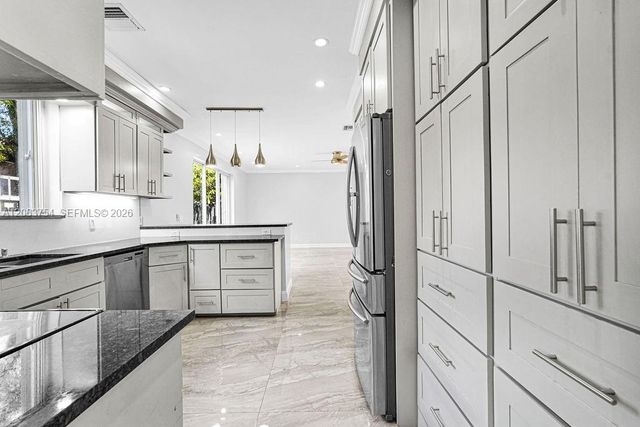 1623 E Harmony Lake Cir, Davie, FL 33324