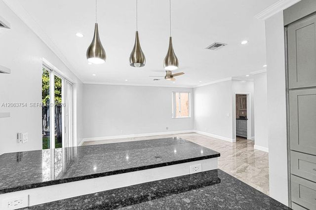1623 E Harmony Lake Cir, Davie, FL 33324