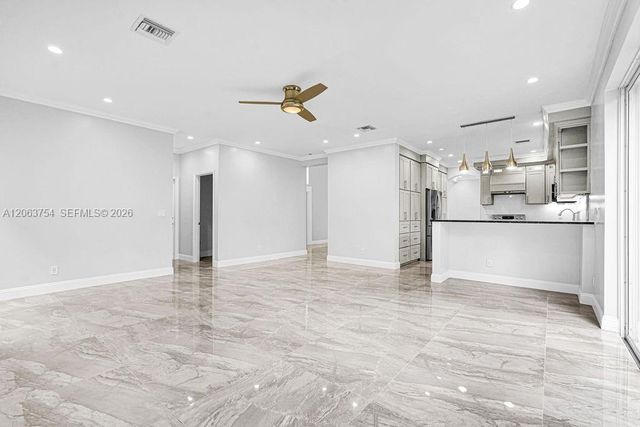 1623 E Harmony Lake Cir, Davie, FL 33324