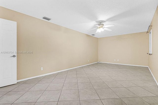 1623 E Harmony Lake Cir, Davie, FL 33324