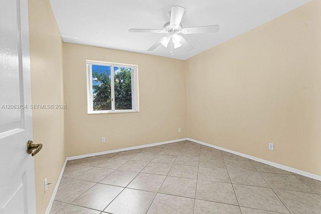 1623 E Harmony Lake Cir, Davie, FL 33324